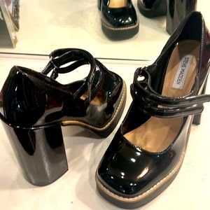 Brand new, never worn, super comfortable and easy to wear for any occasion.